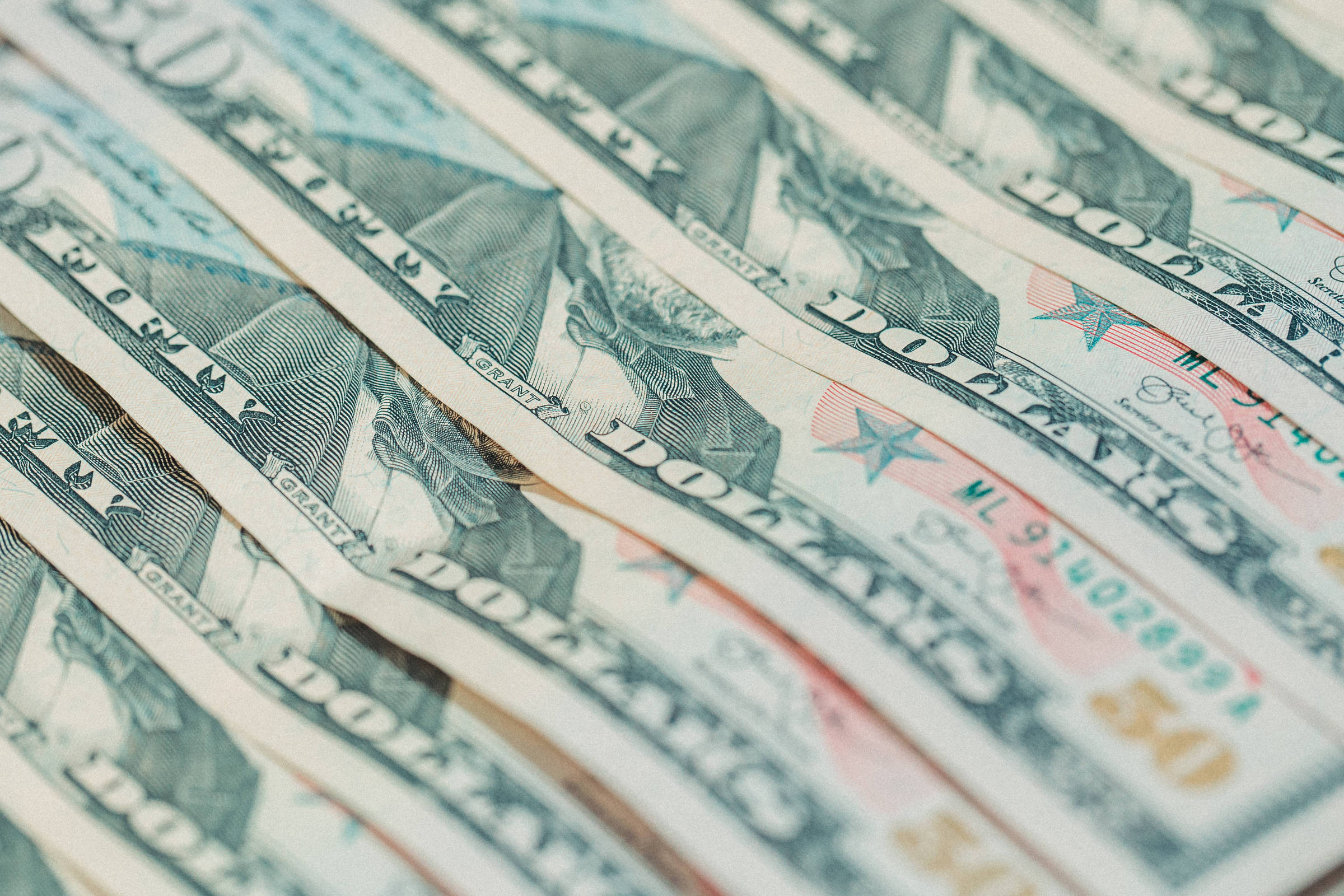 Dólar recua a R$ 4,9863 e Ibovespa sobe 0,72% após correção técnica seguida à turbulência com Flávio Bolsonaro